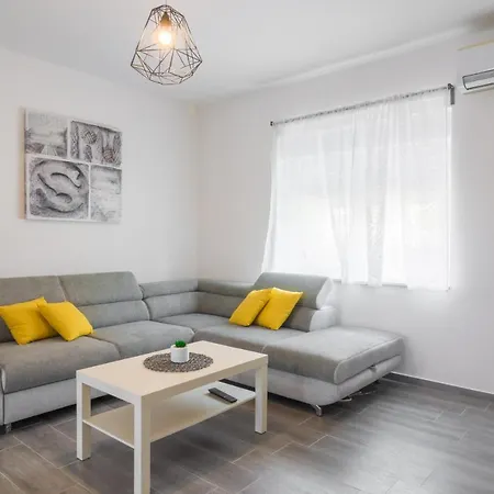 Apartment Modern Franka *